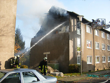 Schwere Explosion in einem Mehrfamilienhaus in der Sudhoffstraße